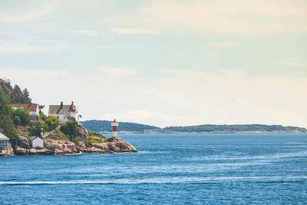 Litoral norueguês com farol — Fotografia de Stock