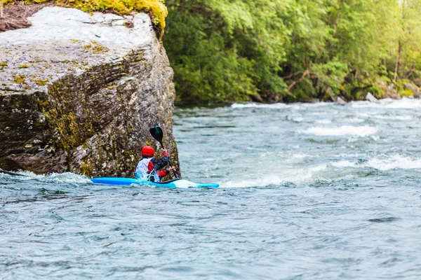 Canoagem de montanha de água branca extrema — Fotografia de Stock