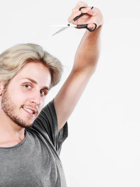 Homme avec ciseaux prêt à couper les cheveux — Photo