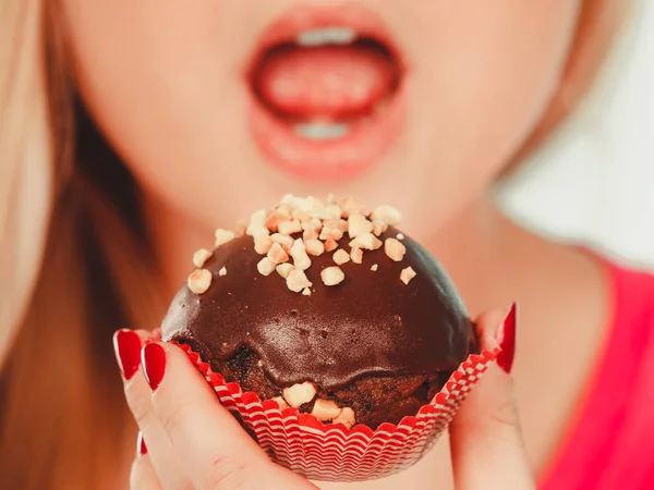 Carino donna bionda in procinto di mangiare cupcake — Foto Stock
