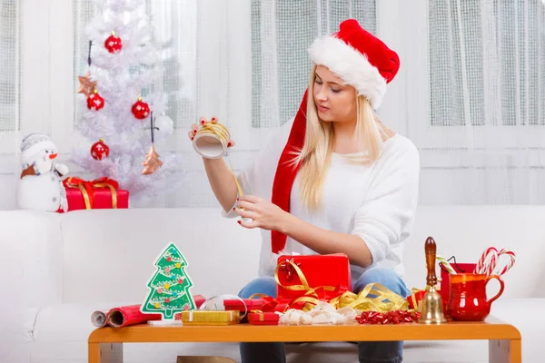 Noel hediyeleri ambalaj Santa şapka kadında