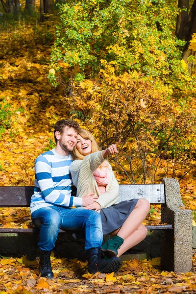 Aşık çift bankta sonbahar Park