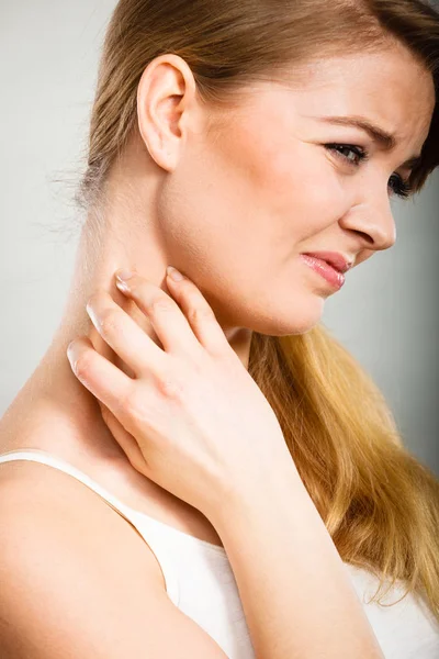 Woman scratching her itchy neck with allergy rash — Stock Photo, Image