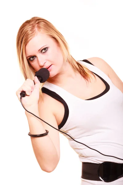 Femme blonde chantant au microphone — Photo