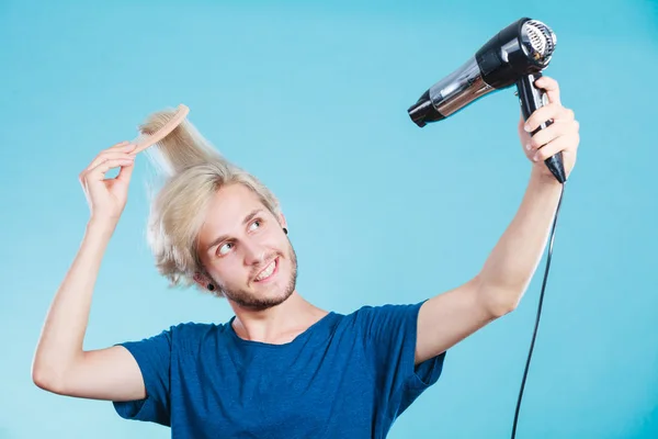 Hombre de moda con secador de pelo — Foto de Stock