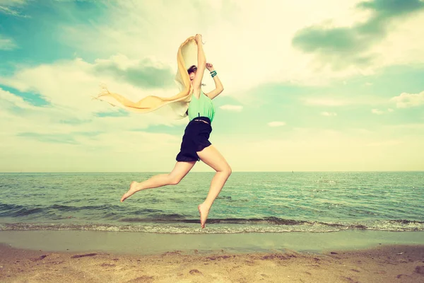 Donna con scialle che corre sulla spiaggia — Foto Stock
