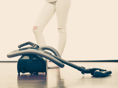 Kadın bacakları ve elektrikli süpürge