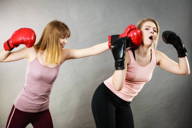 Agresif kadınlar erkek ile boks mücadele
