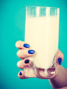 Kadın el süt Holding'in