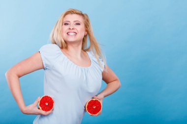 Kadın greyfurt narenciye meyve elinde tutan