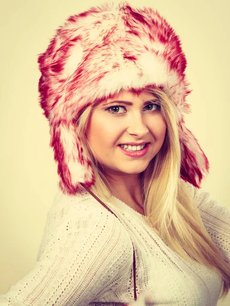Kış tüylü şapkalı sarışın kadın