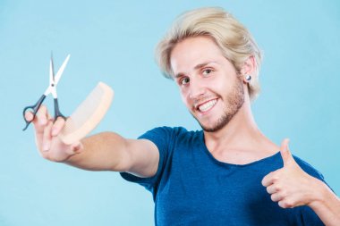 Adam makas ve tarak yeni saç modeli oluşturma