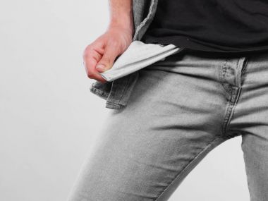 Erkek gösteren boş cepler