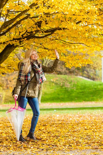 带着雨伞在公园里散步的女人 — 图库照片