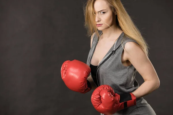 Hermosa mujer con guantes de boxeo rojos — Foto de Stock