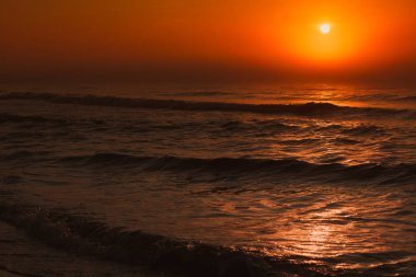 Güzel kırmızı günbatımı deniz yüzeyi üzerinde