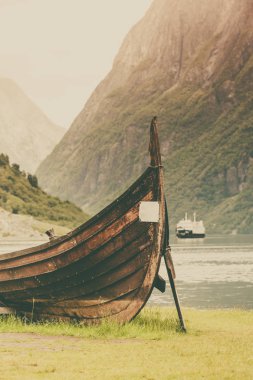 Eski viking tekne ve feribot Norveç Fiyordu içinde