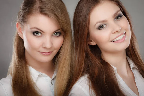 Mooie speelse zusters vrouwen portret. — Stockfoto