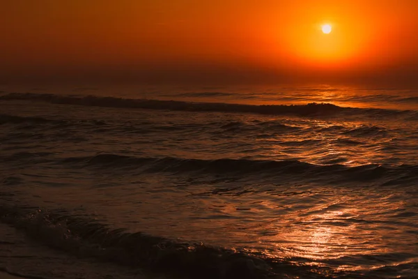 Coucher de soleil rouge béatifique sur la surface de la mer — Photo