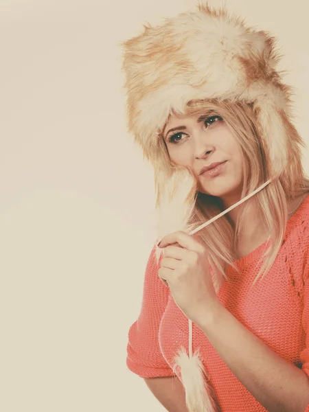 Atrakcyjna kobieta kapeluszu furry zima — Zdjęcie stockowe