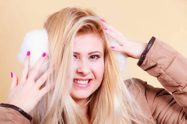 Mulher loira no inverno earmuffs e jaqueta . — Fotografia de Stock