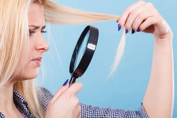 Mujer mirando el cabello a través de lupa —  Fotos de Stock