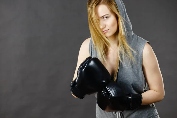 Boxeador chica ejercicio con guantes de boxeo . — Foto de Stock