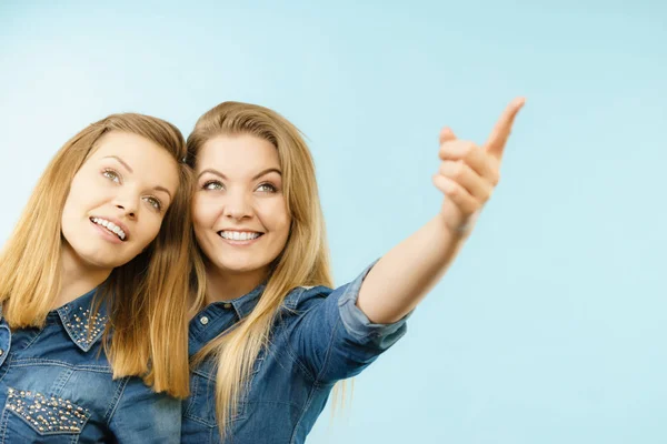 Duas mulheres felizes amigos vestindo roupa jeans poitning — Fotografia de Stock