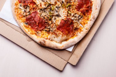 Sıcak pizza kutusu.