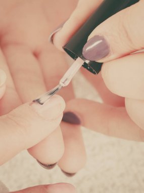 Güzellik salonunda manikür yaptıran bir kadın..