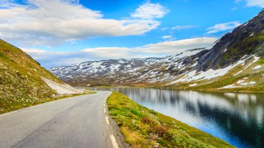 Yol manzara Norveç dağlarında