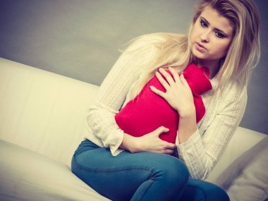 Cofa üzerinde oturan kadın duygu mide krampları