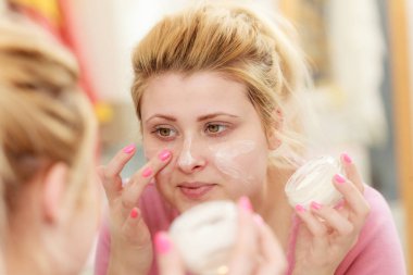 Kadın yüz kremi parmağını ile uygulama