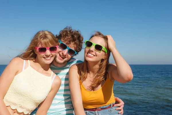 Grup arkadaşları erkek iki kız açık eğleniyor