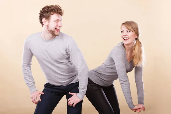 Pareja divertida jugando juntos . — Foto de Stock