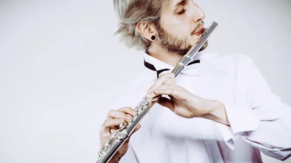 Erkek flütçü onun flüt çalmaya — Stok fotoğraf