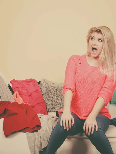 Kadınlar koltukta otururken ne giyeceğini bilemez.