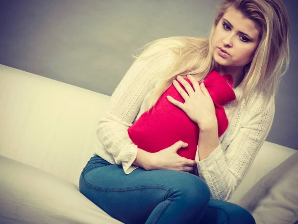 Cofa üzerinde oturan kadın duygu mide krampları