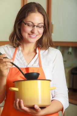 Kepçe ve mutfak tencereye kadın ile