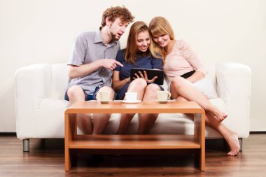 Arkadaşlar internet tablet üzerinde tarama rahatlatıcı.