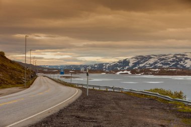 Yol manzara Norveç dağlarında