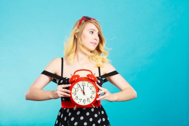 Mavi çalar saat ile ciddi kız.