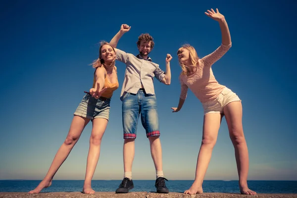 Group friends junge zwei mädchen having spaß draußen — Stockfoto