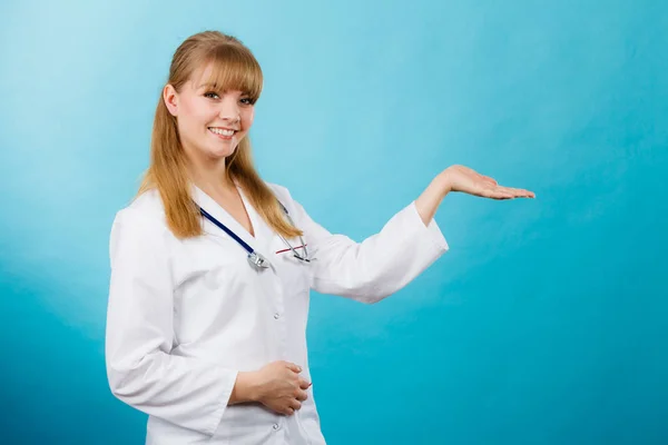 Young female professional doctor showing copy space. — Stock Photo, Image