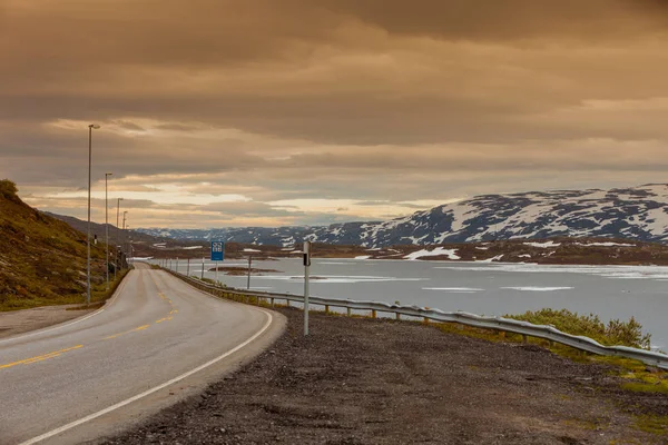 Yol manzara Norveç dağlarında