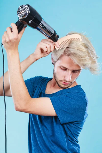 Hombre de moda con secador de pelo — Foto de Stock