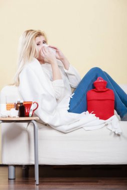 Kadının koltukta yalan grip olan hasta