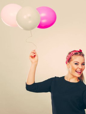 Balonlarla eğleniyor gülümseyen çılgın kız.