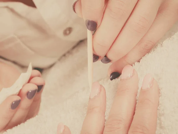 Esthéticienne préparant les ongles avant la manucure, repoussant les cuticules — Photo