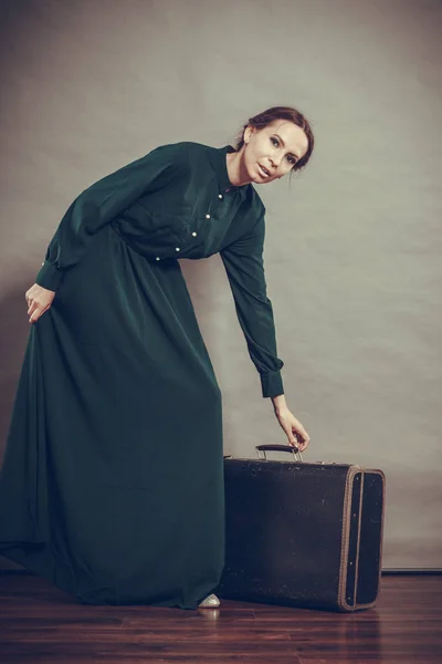 Woman retro style with old suitcase — Stock Photo, Image